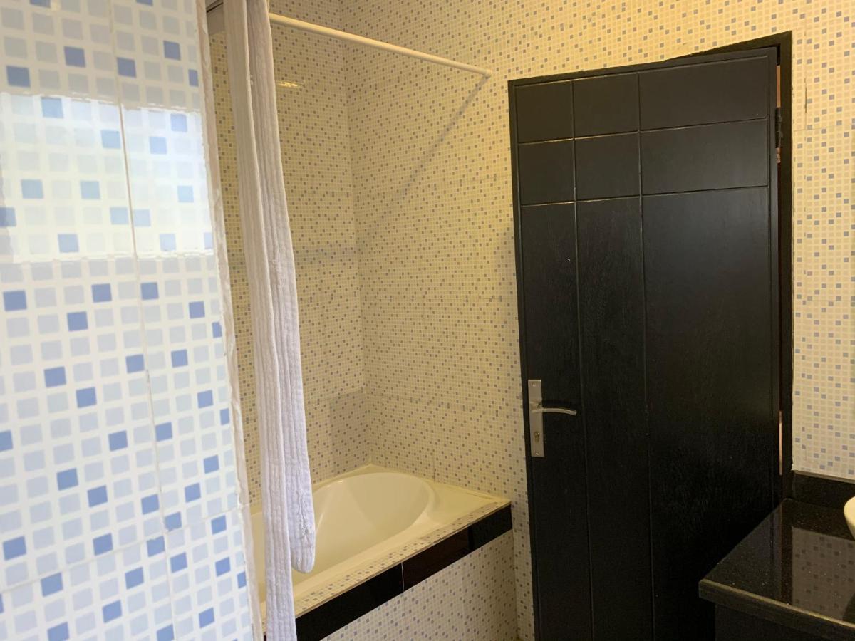 Capital Hotel Brazzaville Esterno foto